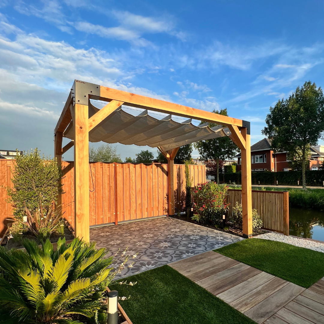 Houten pergola met harmonicadoek in een moderne tuin. Compleet bouwpakket met Douglas hout en stevige metalen koppelstukken.