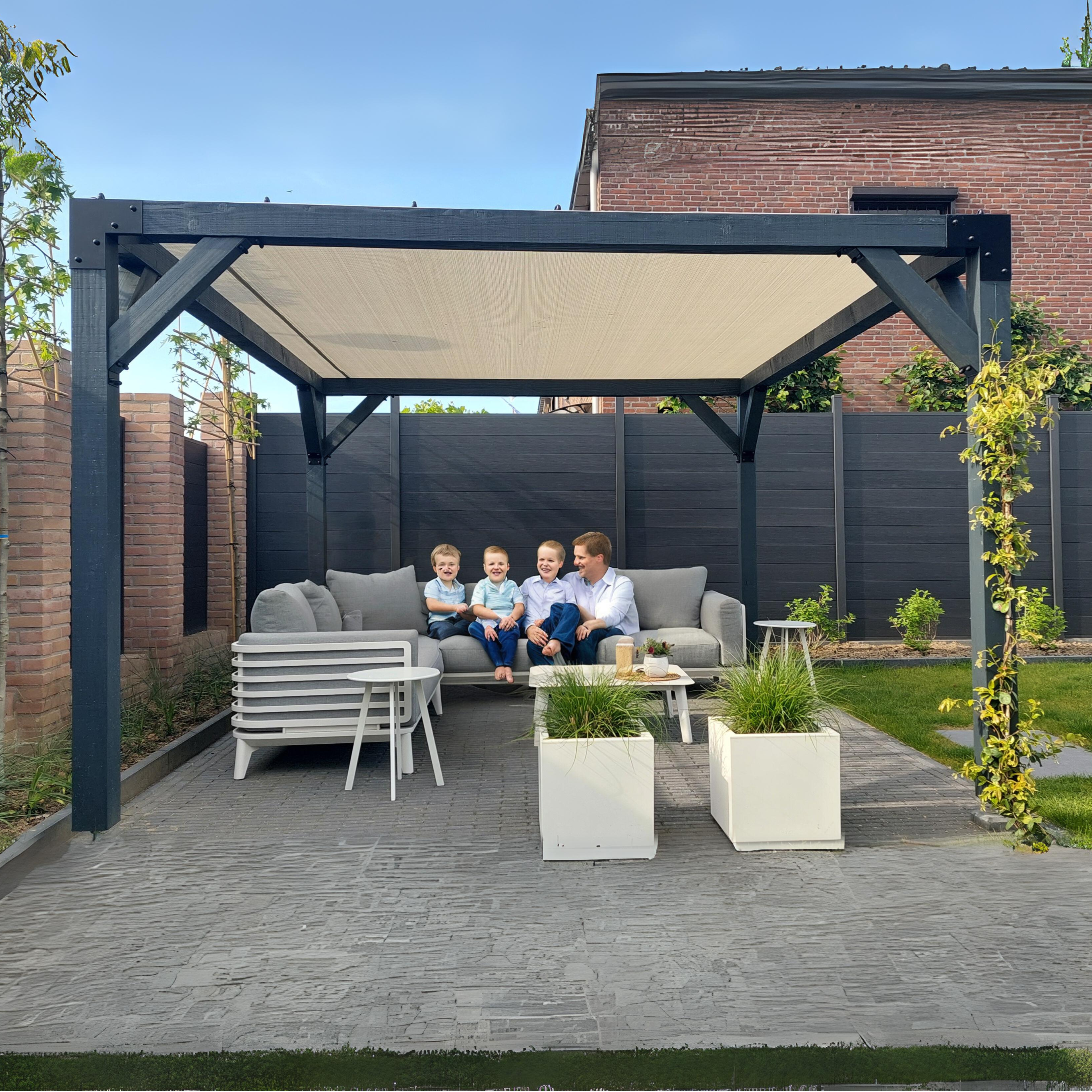 zwarte houten pergola (15x15 cm) met schaduwdoek. Compleet pergola bouwpakket van Rijpex, perfect voor een stijlvolle en comfortabele loungeplek in de tuin
