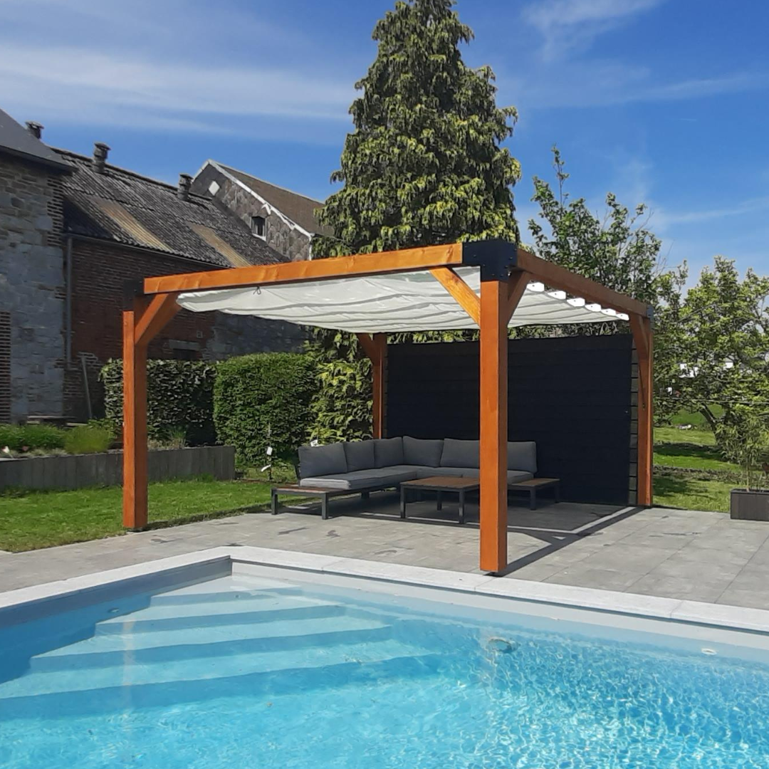 Luxe vrijstaande houten pergola met wit harmonicadoek bij een zwembad. Gemaakt van Douglas hout en voorzien van stevige metalen koppelstukken voor een stijlvolle en functionele terrasoverkapping